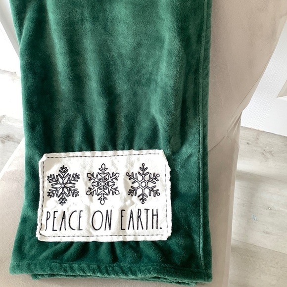 Rae Dunn‎ Christmas Plush Throw Blanket “piece on earth” green patch - Picture 4 of 6